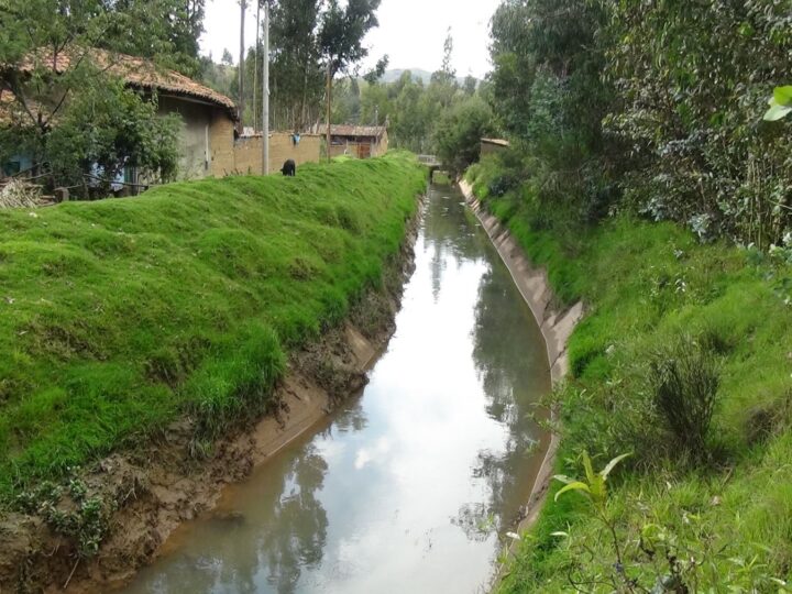 HUANCAYO: CON GRÚA Y SOGAS SACAN A COMBI QUE CAYÓ A CANAL CIMIRM